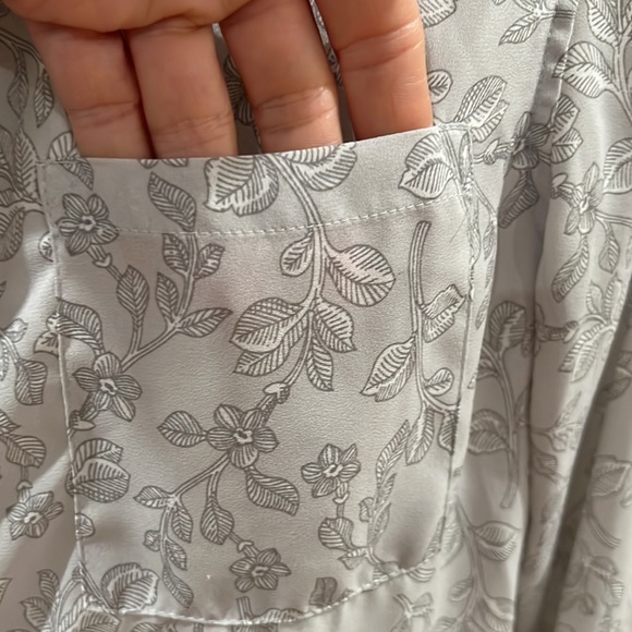 Banana Republic Boyfriend Fit Button Down Gray Floral Print Shirt - Size Small - Picture 6 of 8